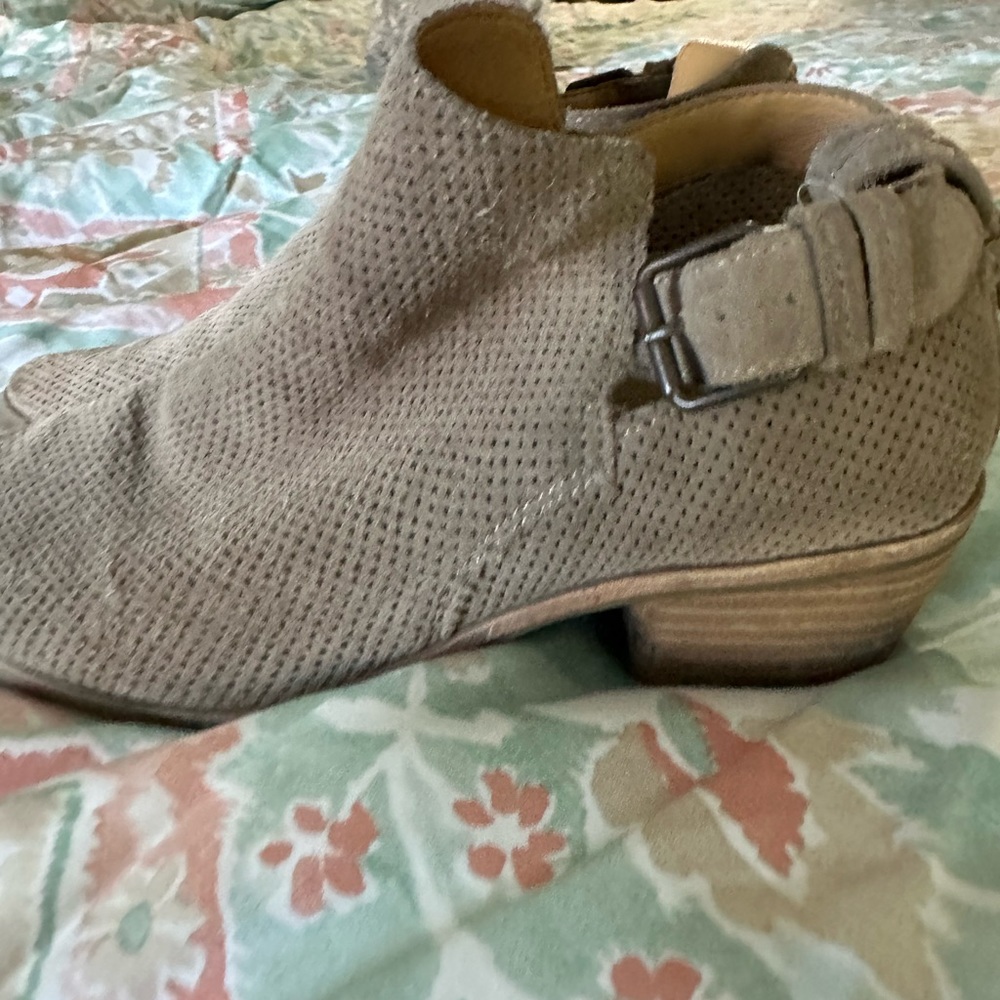 Cute booties - Picture 2 of 3